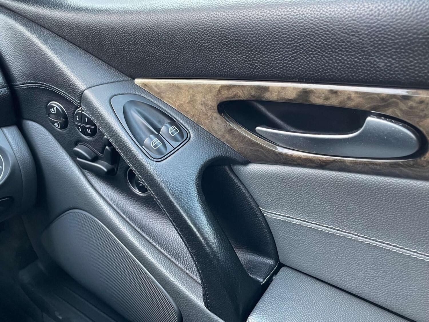 Used Mercedes-Benz SL 2004 for sale - 76625868: Photo 19