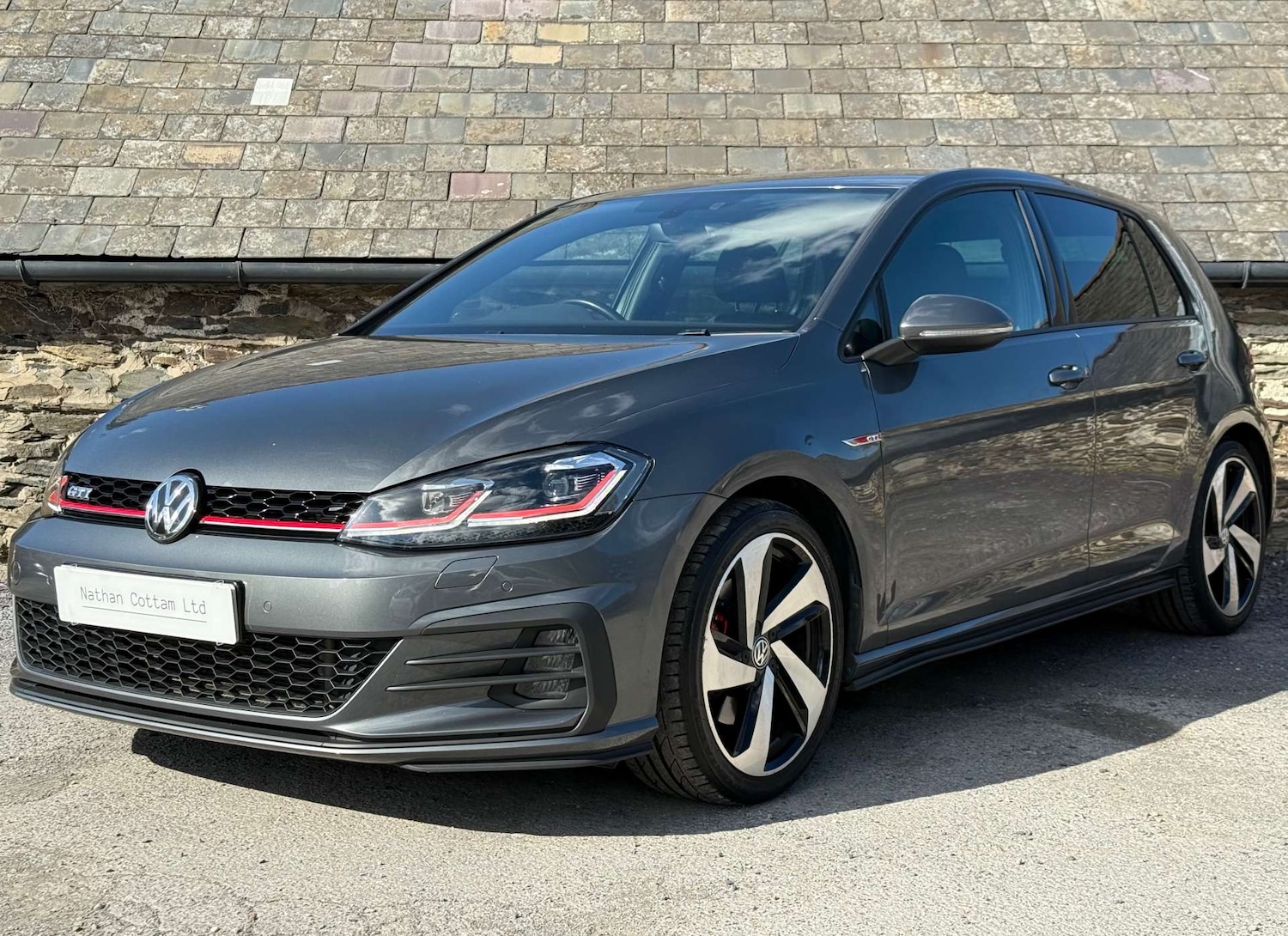 Used Volkswagen Golf 2018 for sale - 76068175: Photo 2