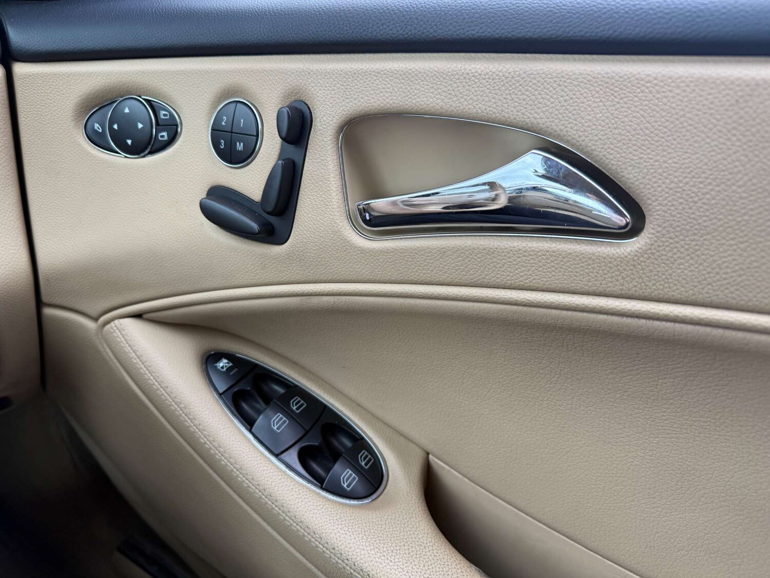 Used Mercedes-Benz CLS 2005 for sale - 77718967: Photo 65