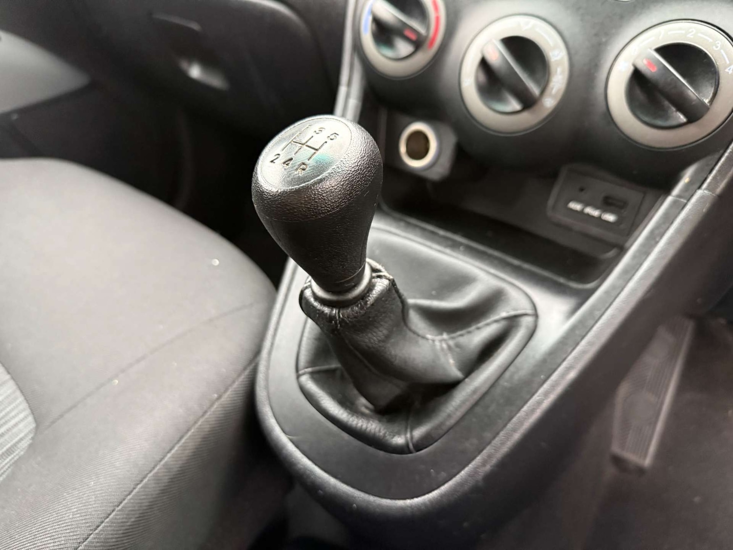 Used Hyundai i10 2011 for sale - 76478917: Photo 37