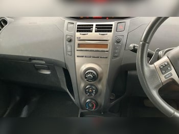 Used Toyota Yaris 2010 for sale - 79304457: Photo