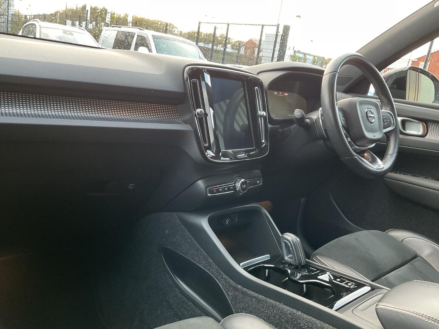 Used Volvo XC40 2019 for sale - 76735344: Photo 2
