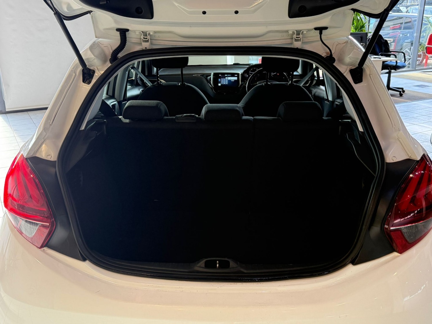 Used Peugeot 208 2016 for sale - 77668508: Photo 5