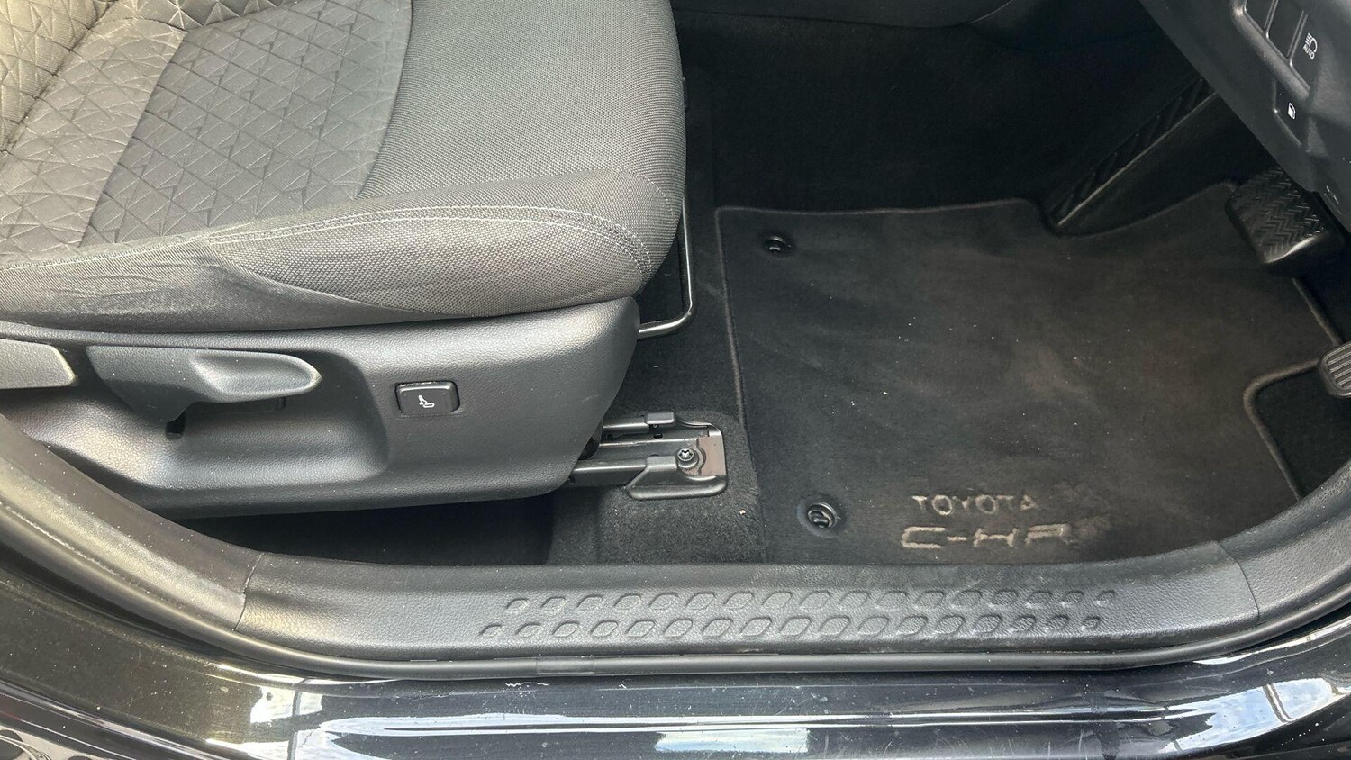 Used Toyota C-HR 2020 for sale - 78019112: Photo 42