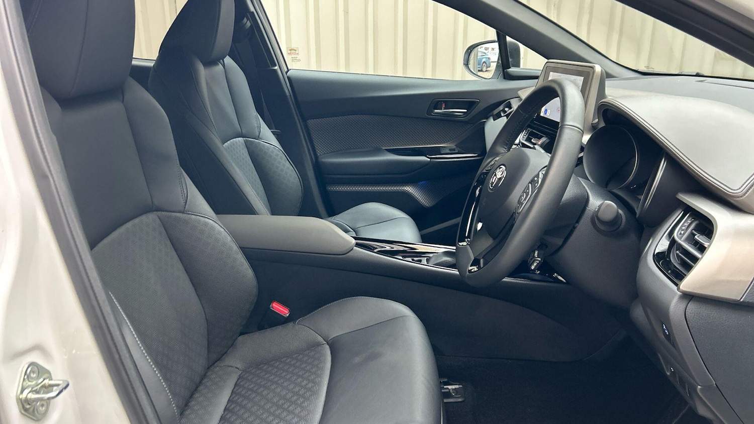 Used Toyota C-HR 2023 for sale - 76456841: Photo 17