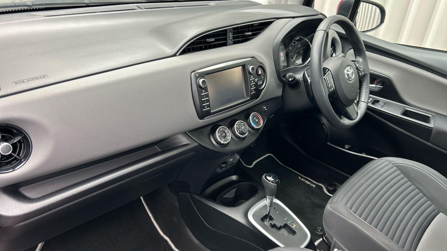 Used Toyota Yaris 2017 for sale - 76138604: Photo 41