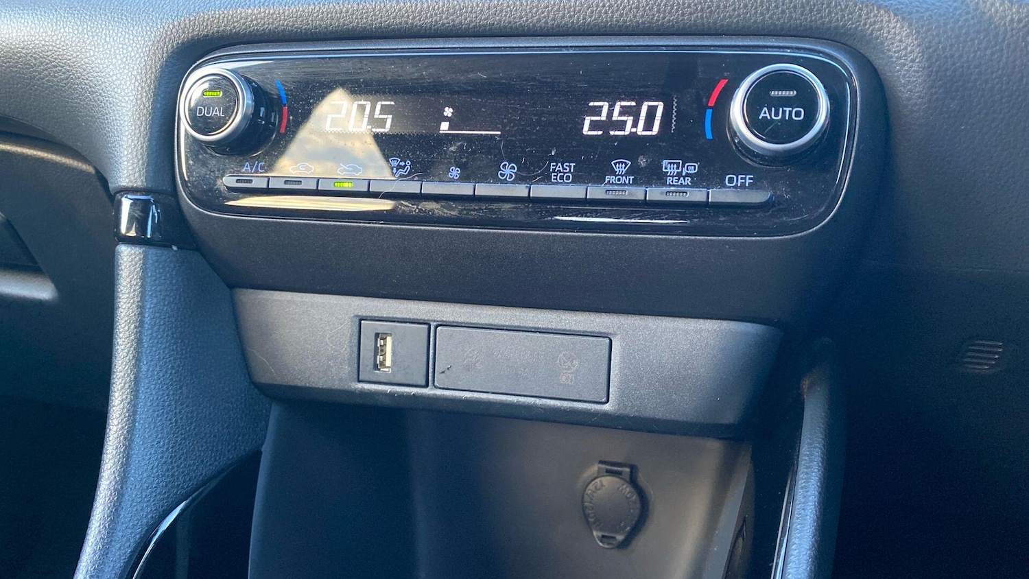 Used Toyota Yaris 2021 for sale - 77090908: Photo 27