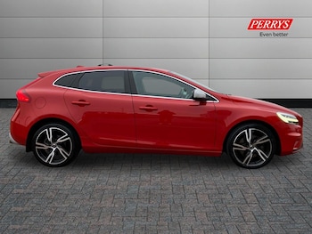 Used Volvo V40 2019 for sale - 77196019: Photo