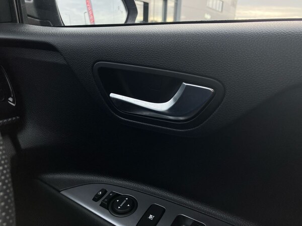 Used Kia Stonic 2023 for sale - 76090228: Photo 36