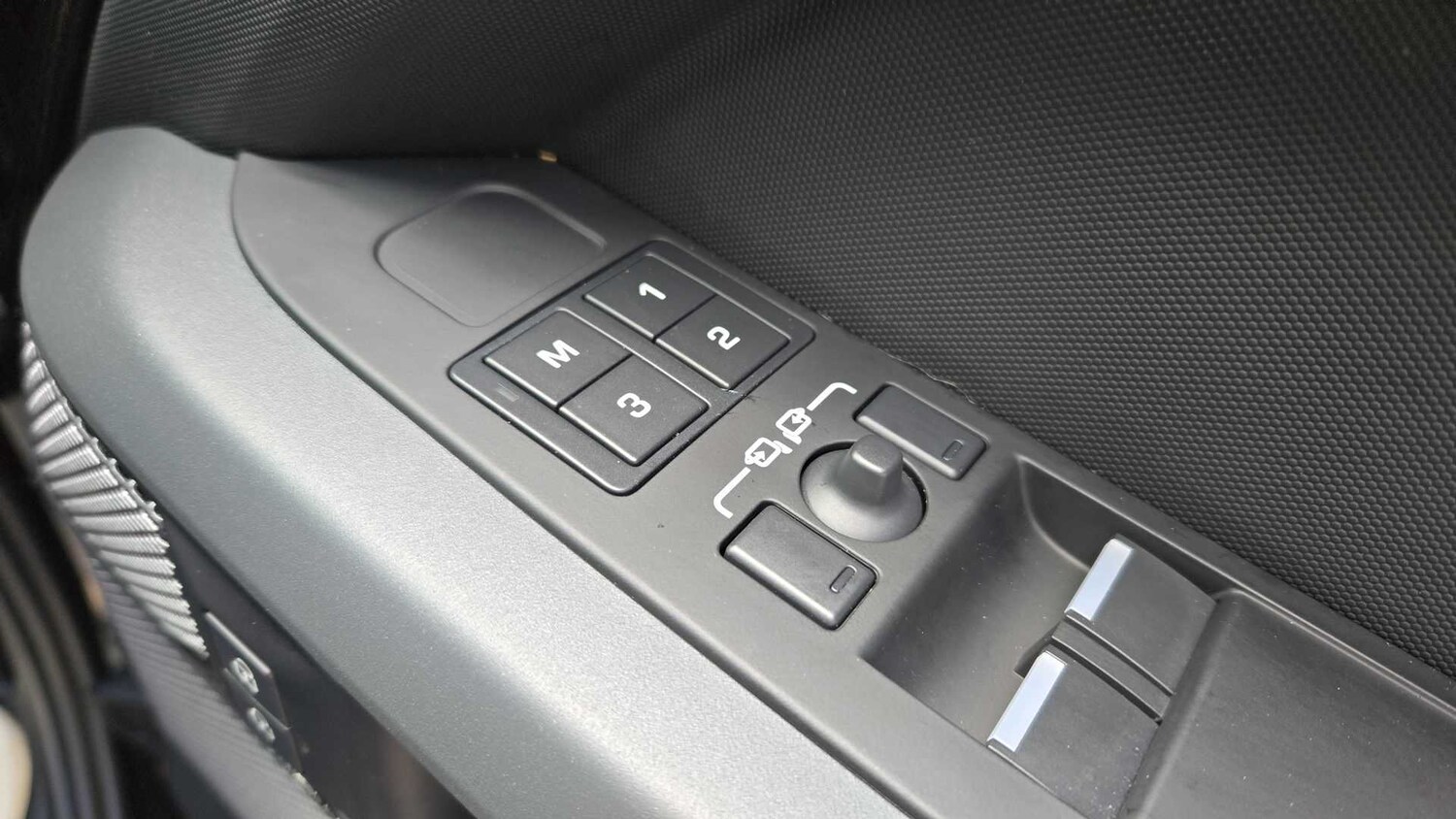 Used Land Rover Defender 2024 for sale - 77112379: Photo 33