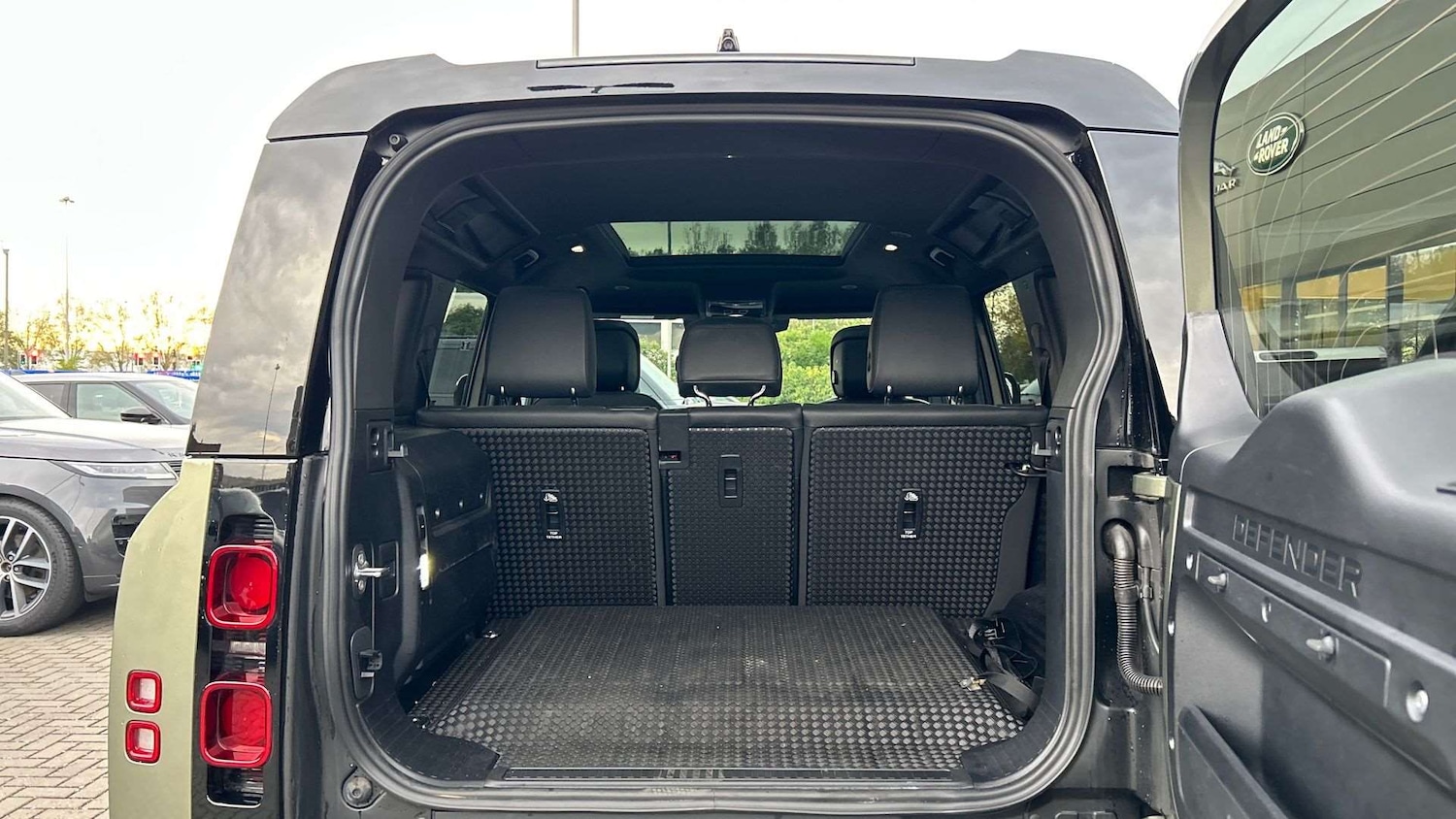 Used Land Rover Defender 2024 for sale - 76488150: Photo 10