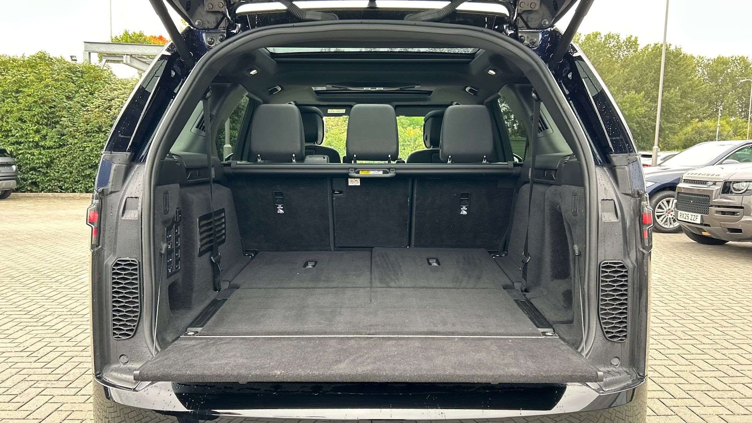 Used Land Rover Discovery 2022 for sale - 76460127: Photo 10