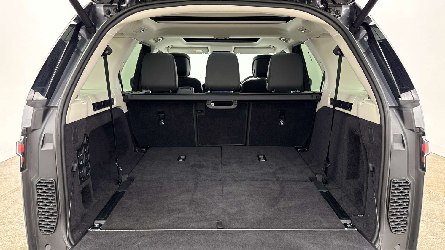 Used Land Rover Discovery 2025 for sale - 77972779: Photo 10