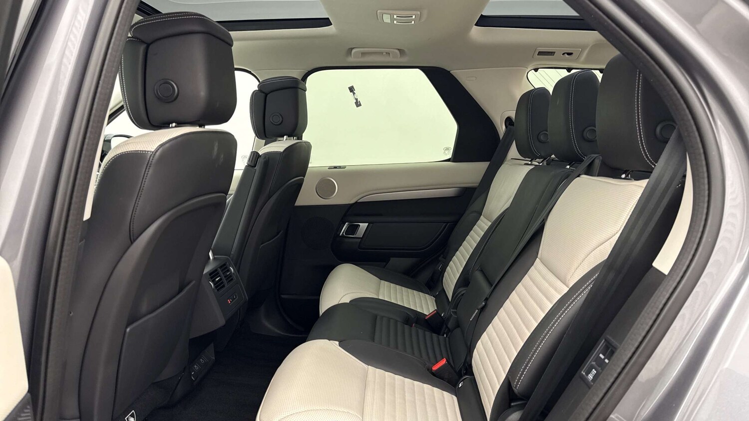 Used Land Rover Discovery 2025 for sale - 77972779: Photo 4