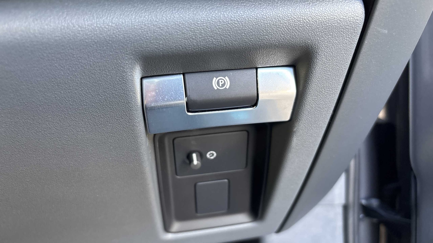 Used Land Rover Defender 2024 for sale - 76460266: Photo 24