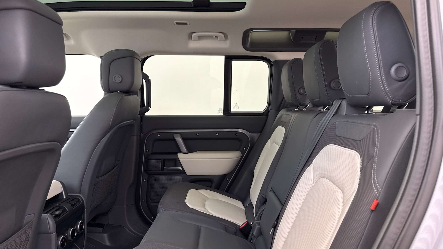 Used Land Rover Defender 2024 for sale - 76460266: Photo 4