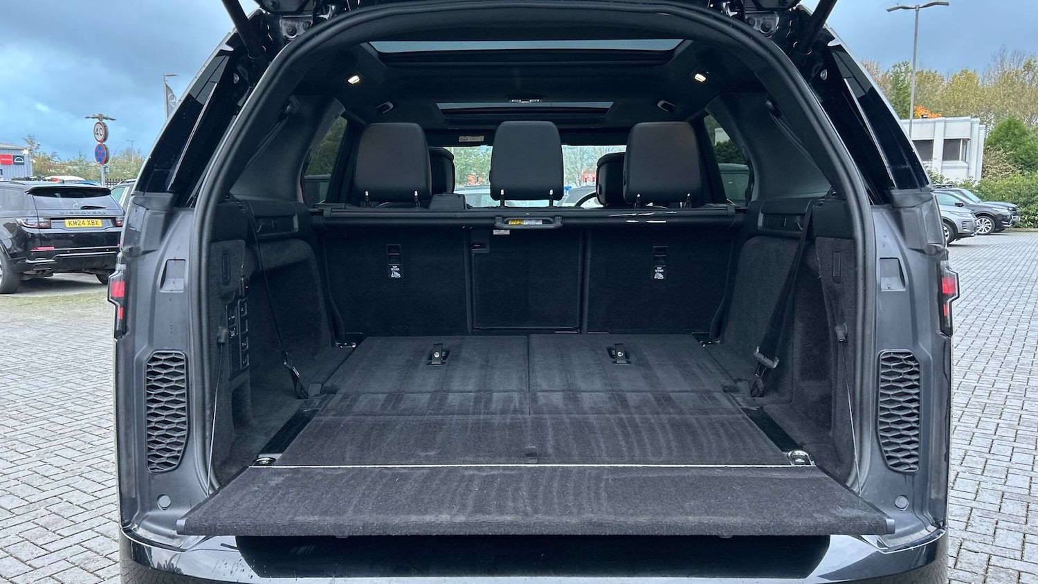 Used Land Rover Discovery 2024 for sale - 76515571: Photo 10