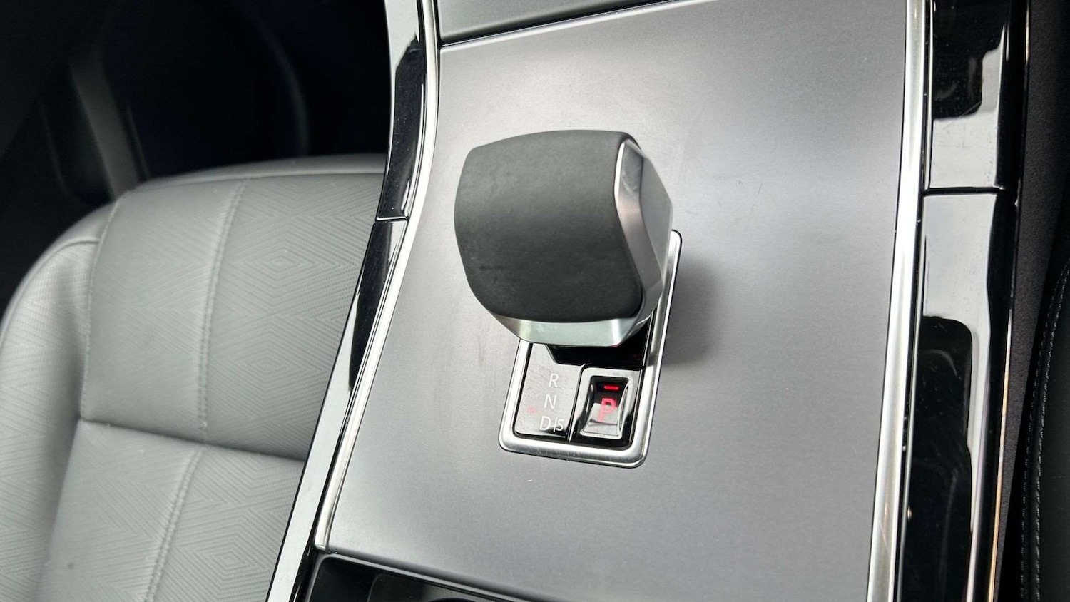 Used Land Rover Range Rover Velar 2024 for sale - 76460517: Photo 13