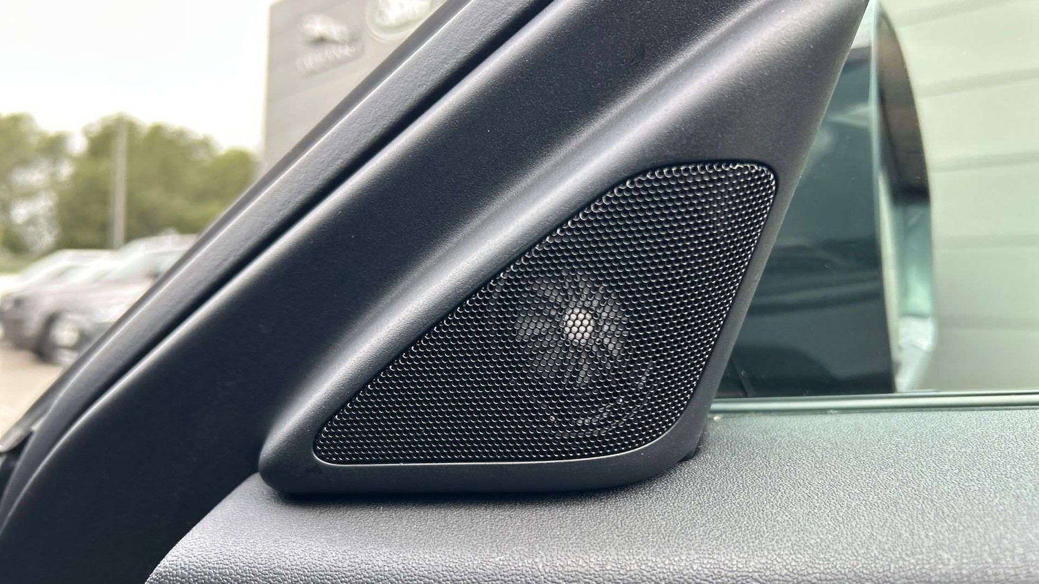 Used Land Rover Range Rover Velar 2024 for sale - 76460517: Photo 32