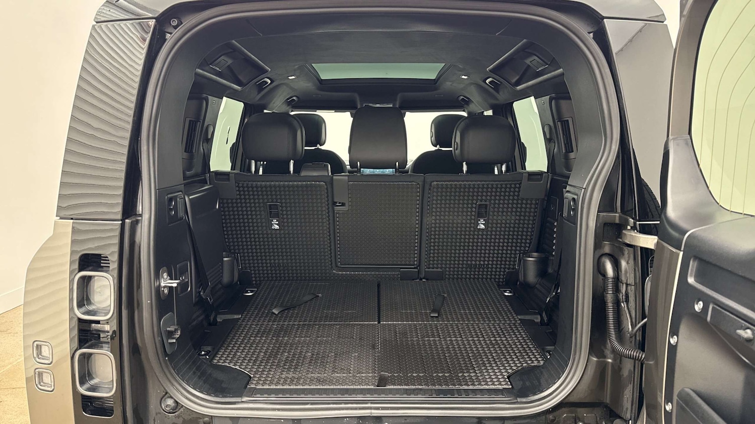 Used Land Rover Defender 2024 for sale - 78052147: Photo 10