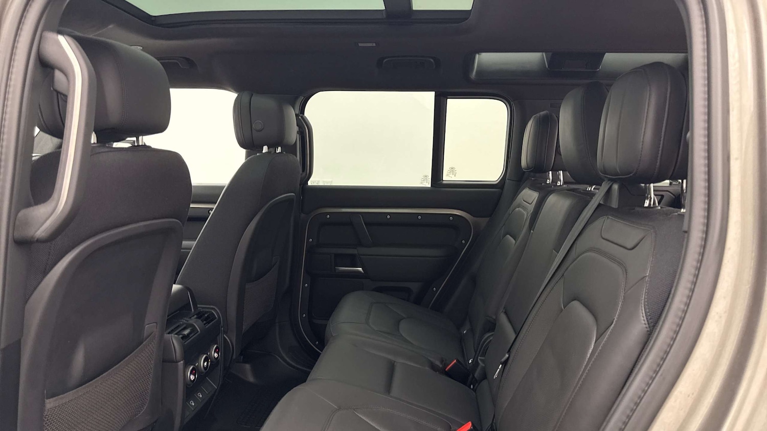 Used Land Rover Defender 2024 for sale - 78052147: Photo 4