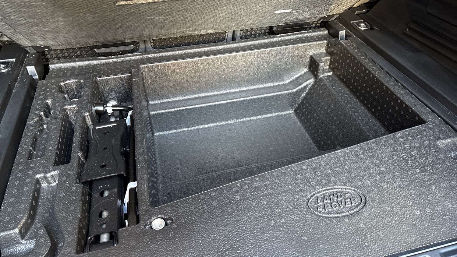 Used Land Rover Defender 2024 for sale - 77674590: Photo 32