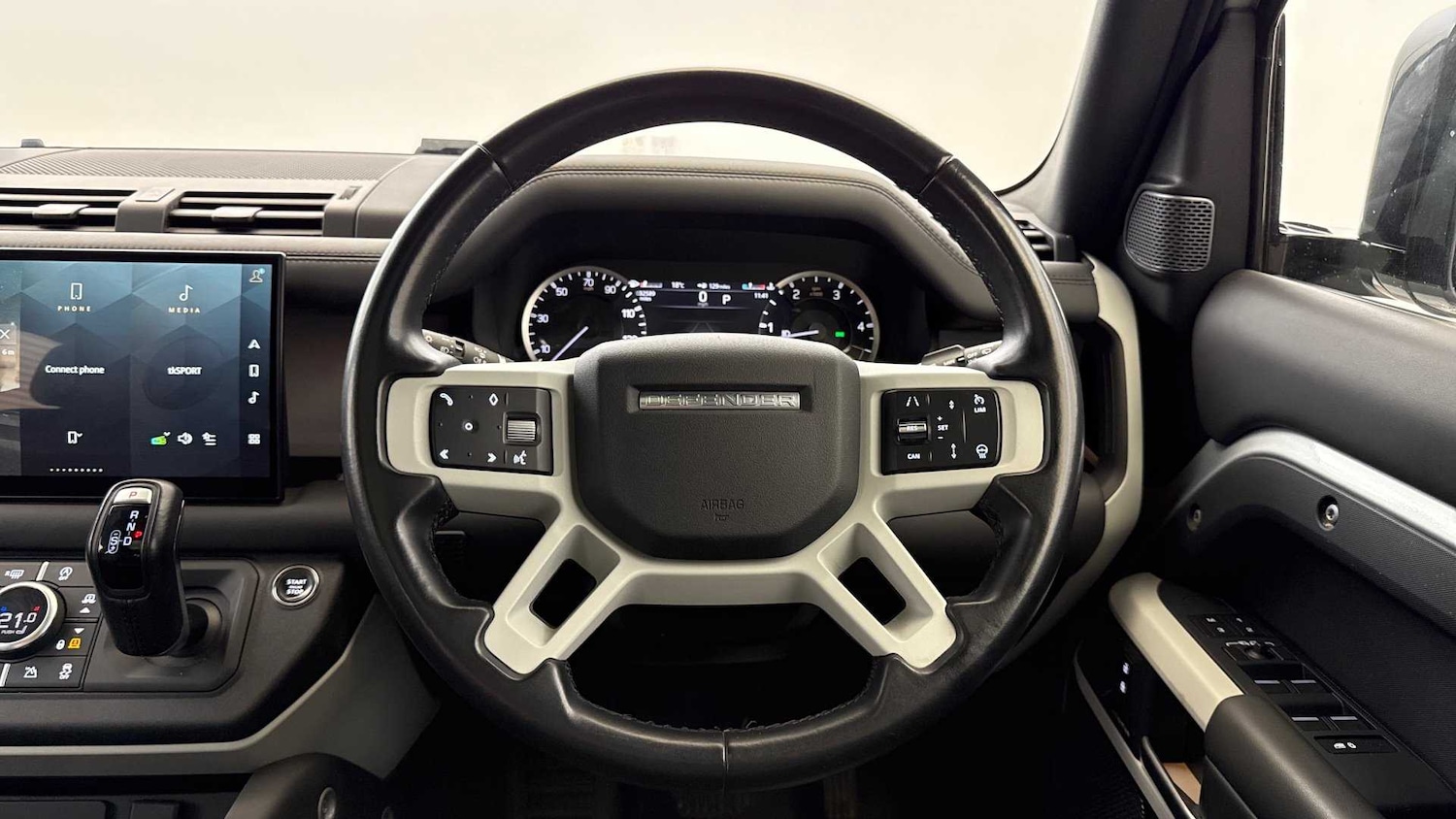 Used Land Rover Defender 2023 for sale - 76459940: Photo 15