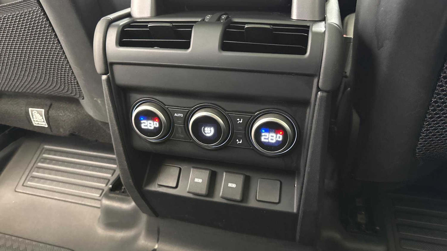 Used Land Rover Defender 2023 for sale - 76459940: Photo 18