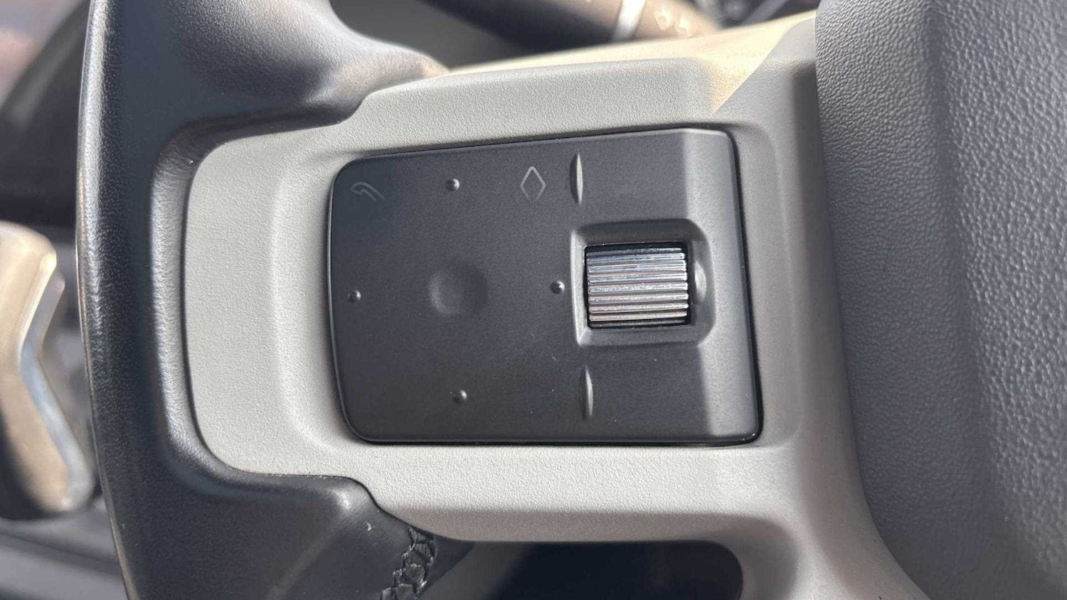 Used Land Rover Defender 2023 for sale - 76459940: Photo 31