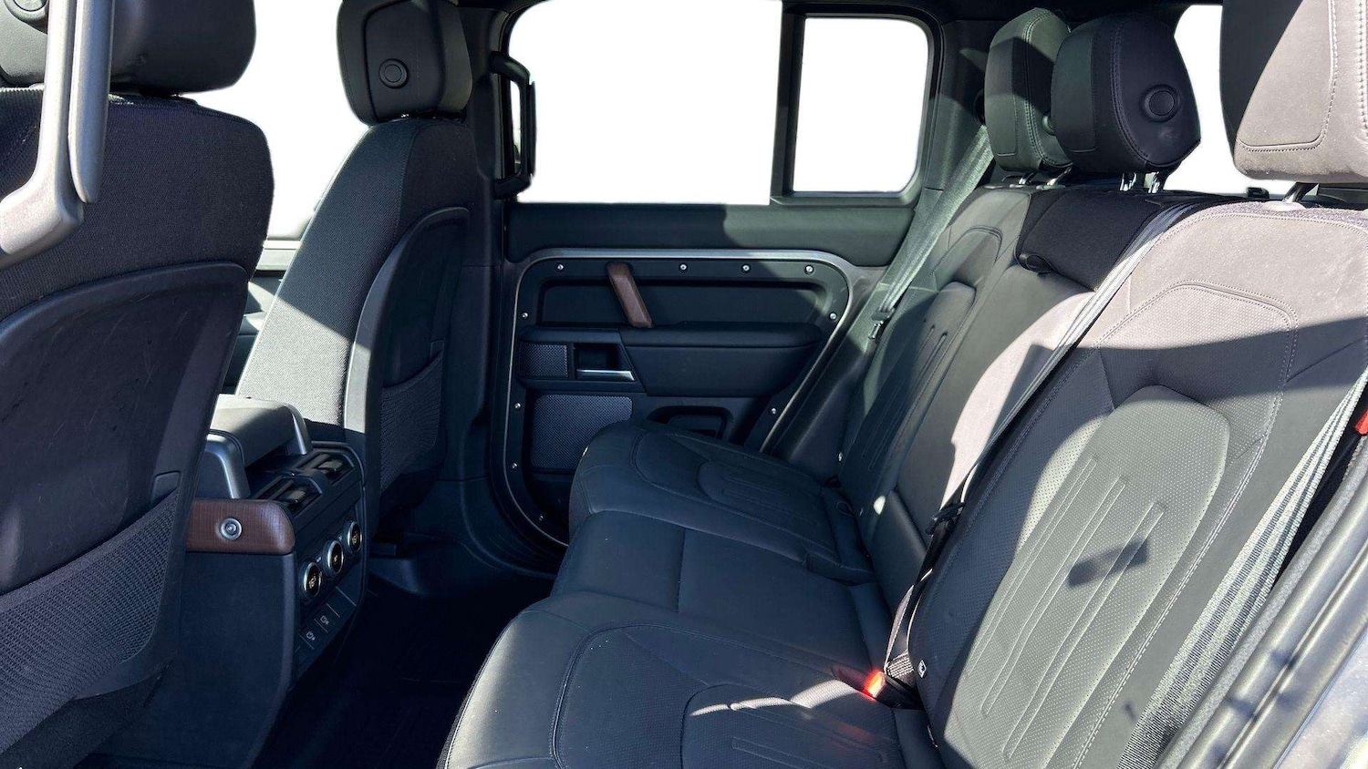 Used Land Rover Defender 2024 for sale - 76460362: Photo 4