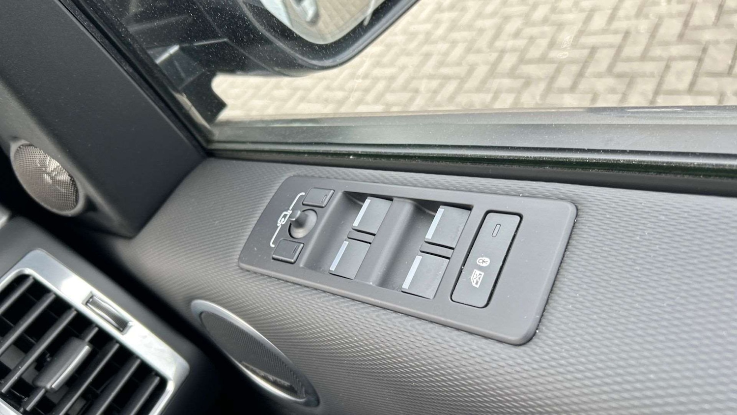 Used Land Rover Discovery 2024 for sale - 76460571: Photo 31