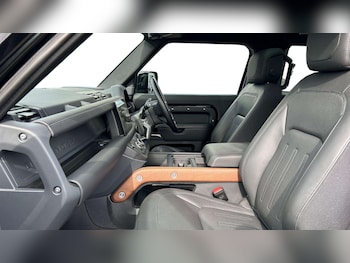 Used Land Rover Defender 2024 for sale - 77827532: Photo