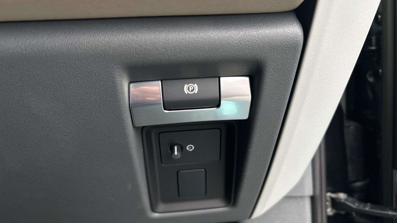 Used Land Rover Defender 2022 for sale - 77000153: Photo 35