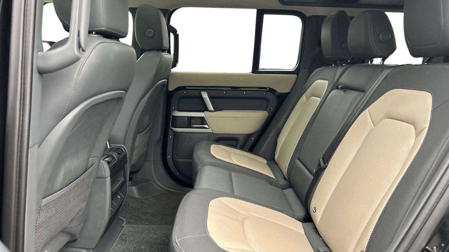 Used Land Rover Defender 2022 for sale - 77000153: Photo 4