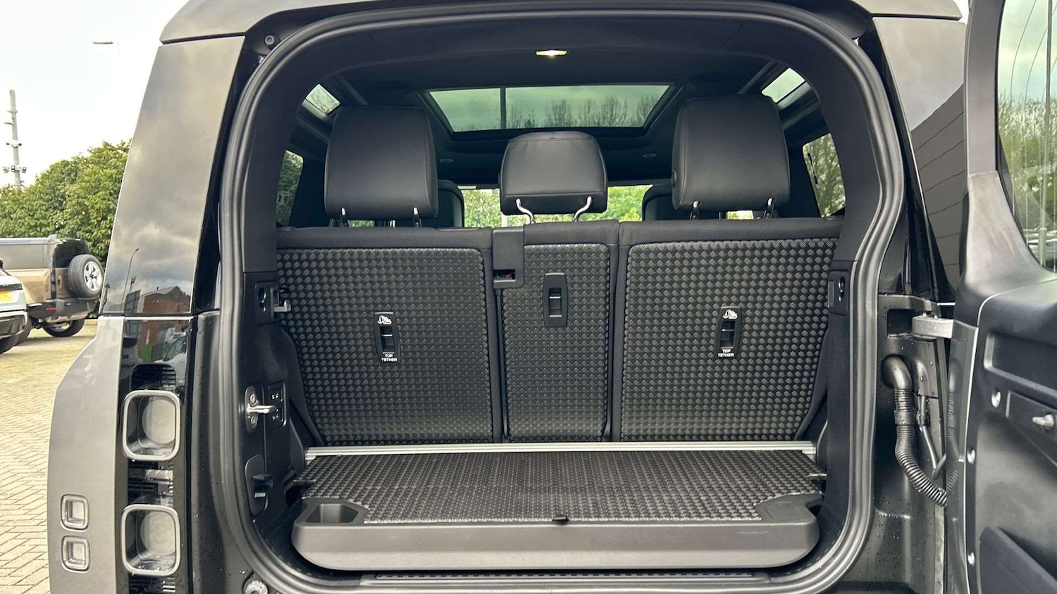 Used Land Rover Defender 2024 for sale - 76705209: Photo 10