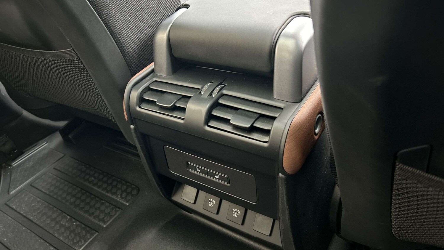 Used Land Rover Defender 2024 for sale - 76705209: Photo 18