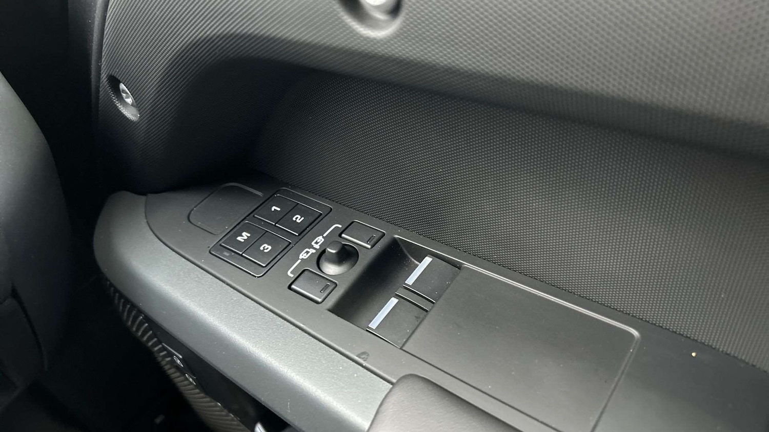 Used Land Rover Defender 2024 for sale - 76705209: Photo 25