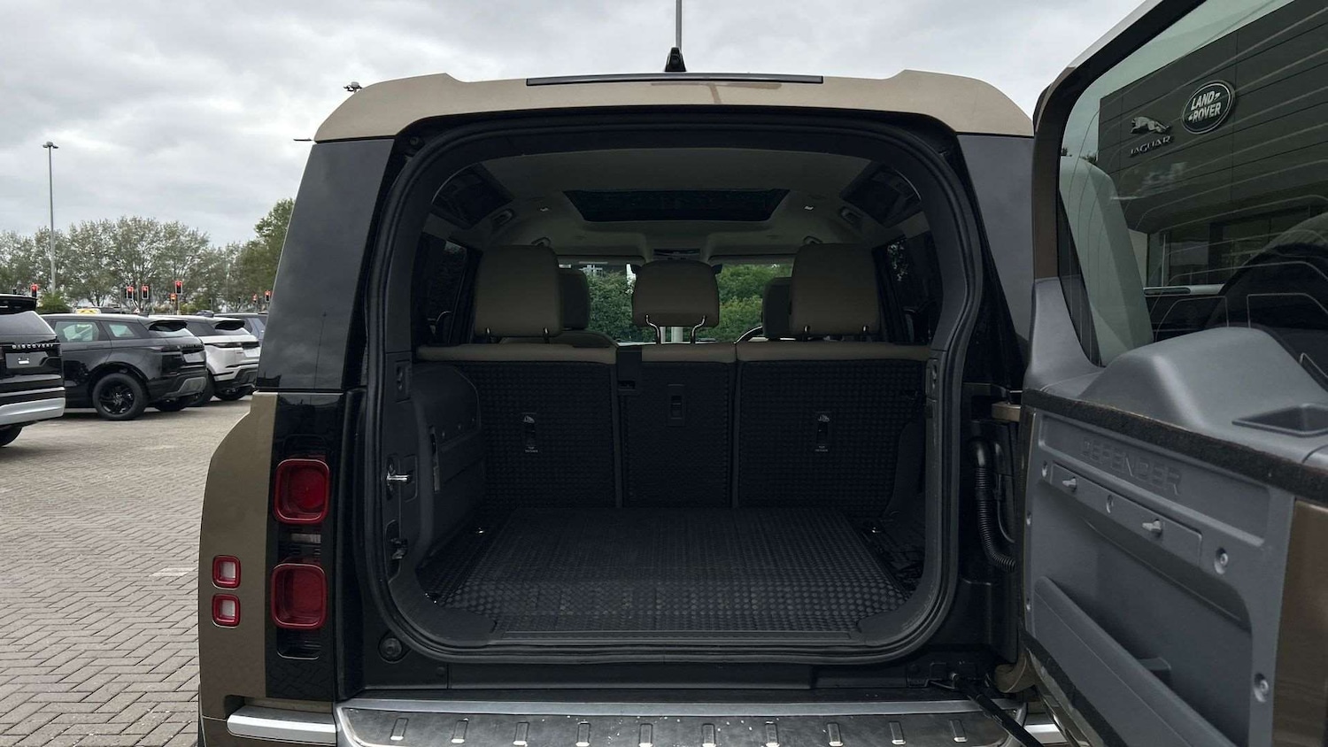 Used Land Rover Defender 2022 for sale - 76460350: Photo 10