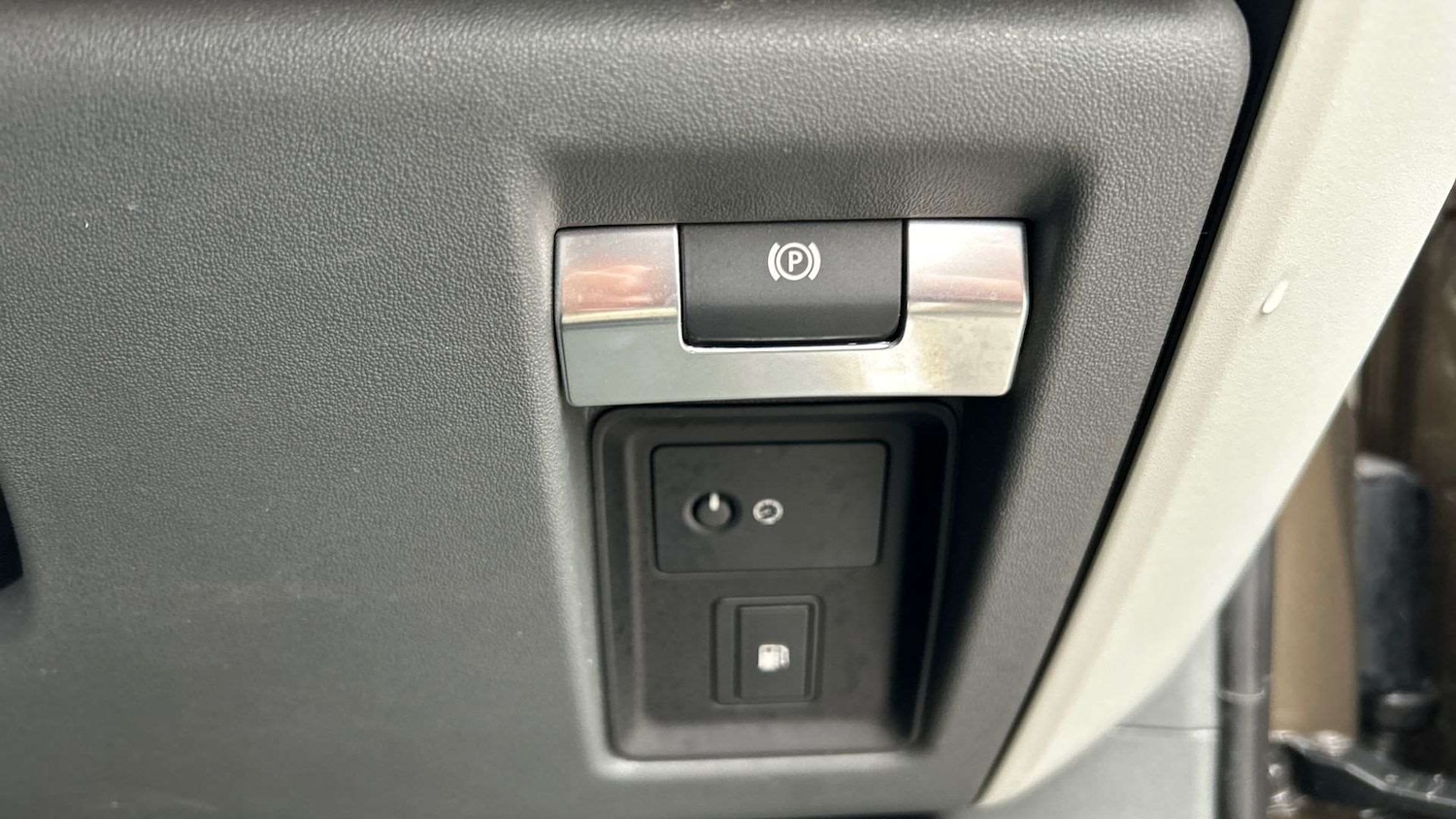 Used Land Rover Defender 2022 for sale - 76460350: Photo 32