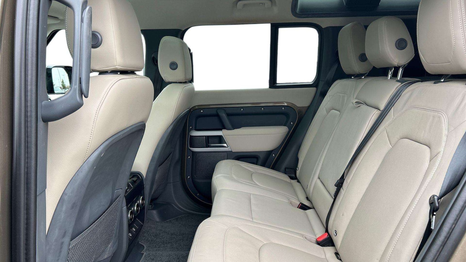 Used Land Rover Defender 2022 for sale - 76460350: Photo 4