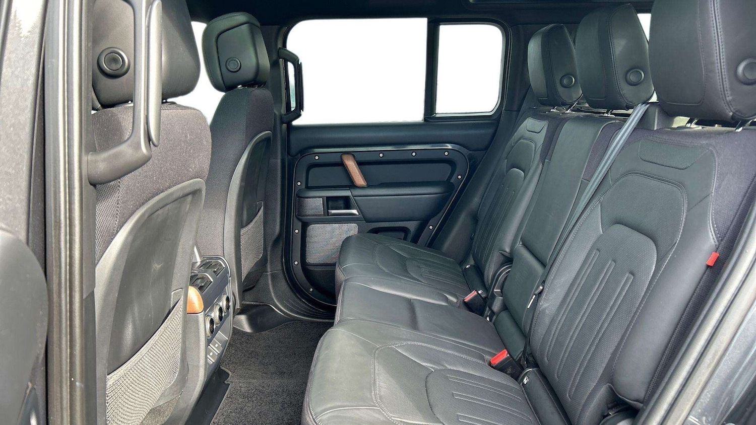 Used Land Rover Defender 2023 for sale - 76460283: Photo 4