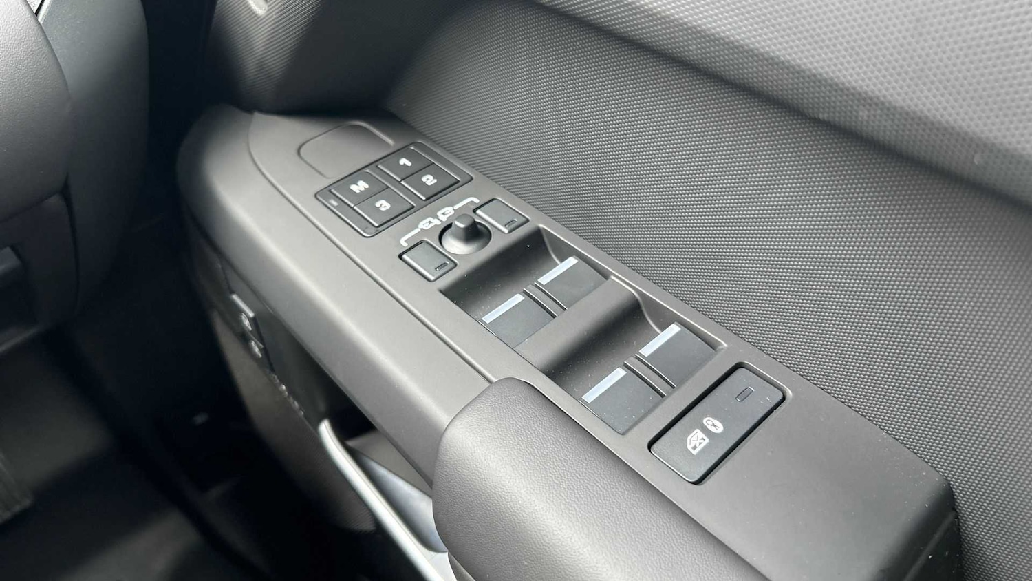 Used Land Rover Defender 2025 for sale - 76955196: Photo 25