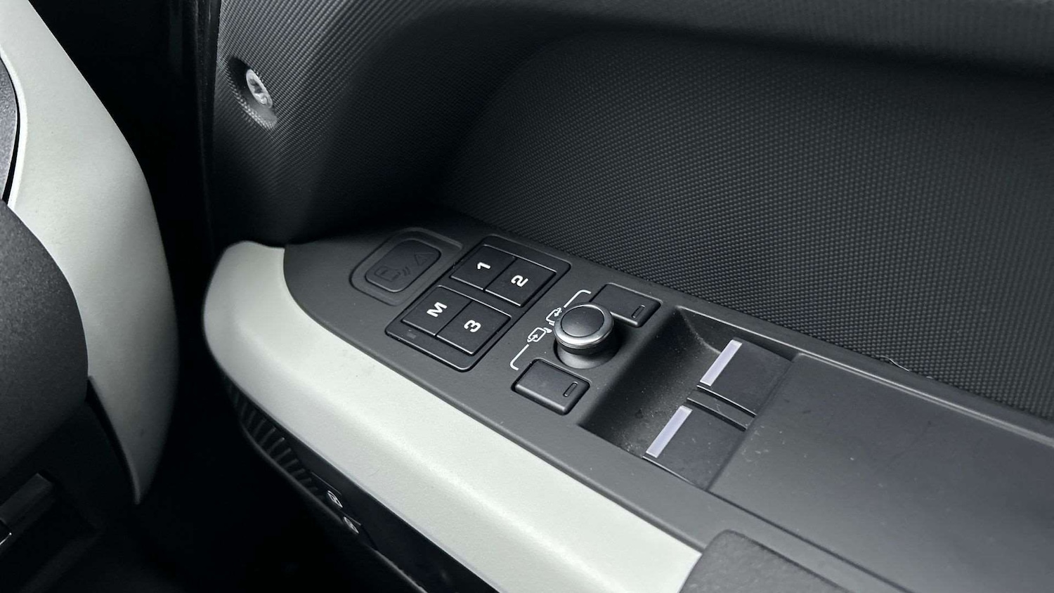 Used Land Rover Defender 2022 for sale - 77044123: Photo 25