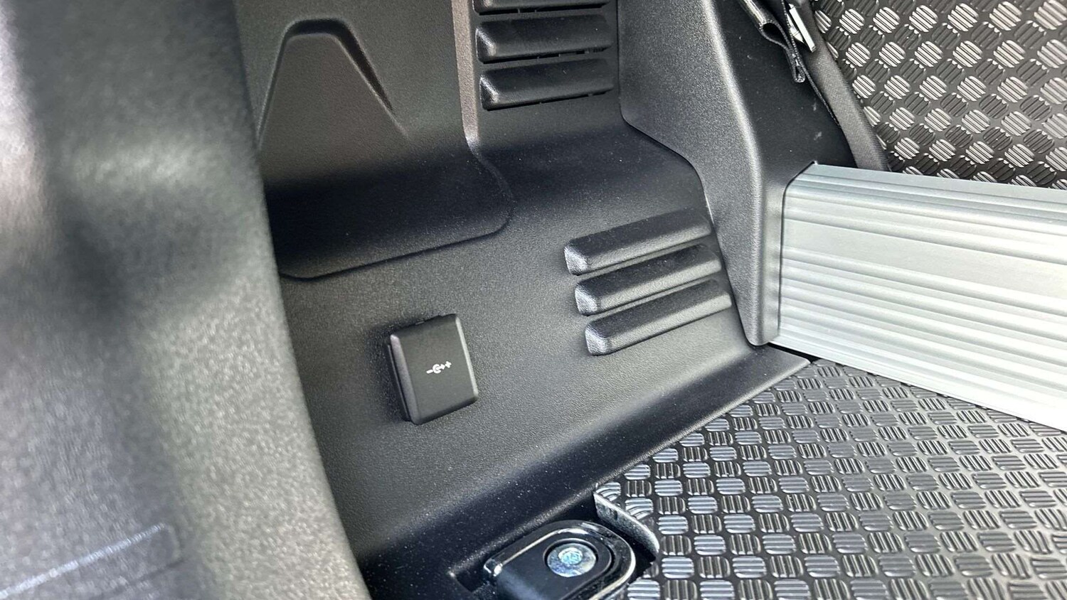 Used Land Rover Defender 2024 for sale - 77943096: Photo 27