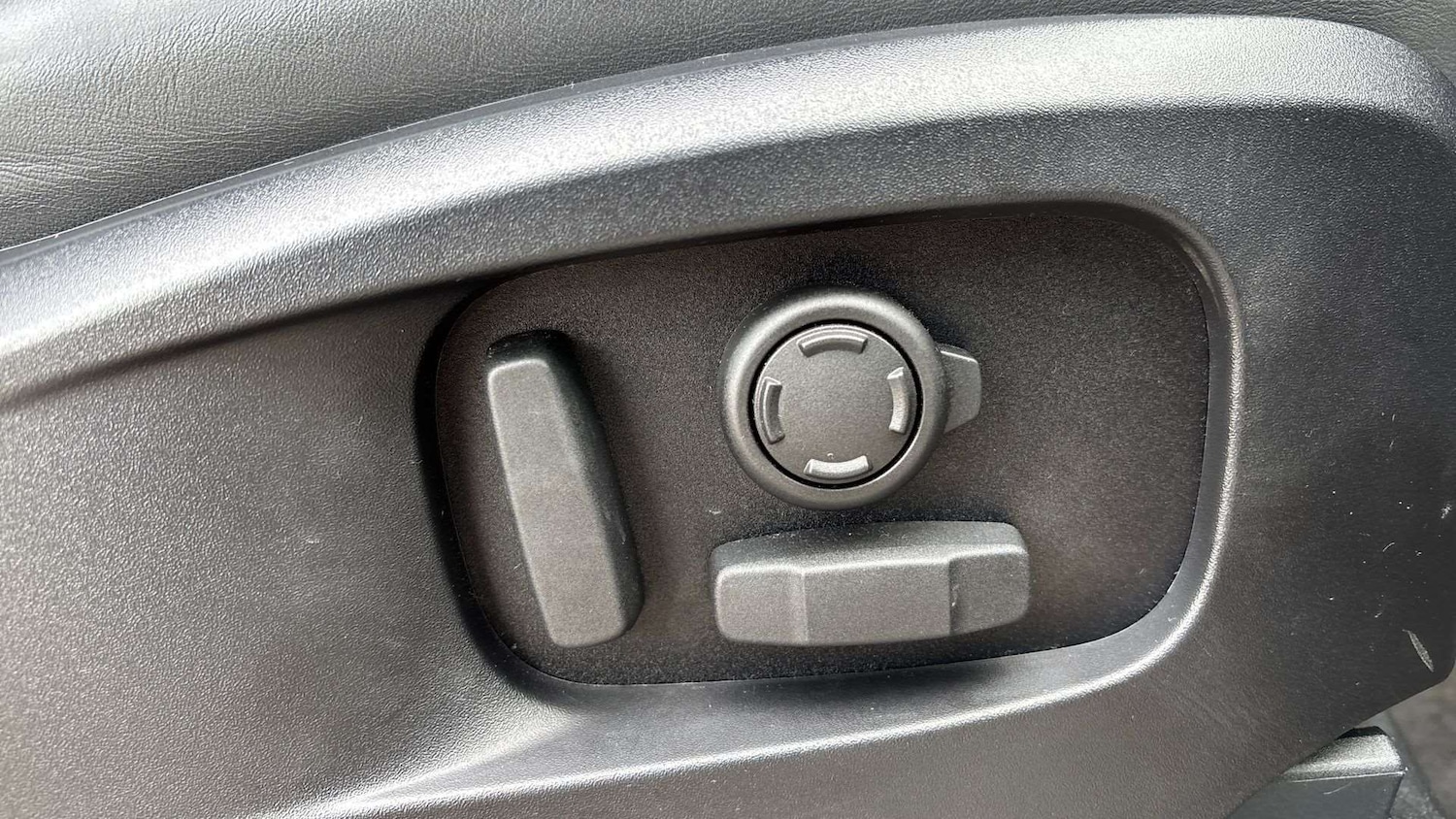 Used Land Rover Defender 2024 for sale - 77928376: Photo 28