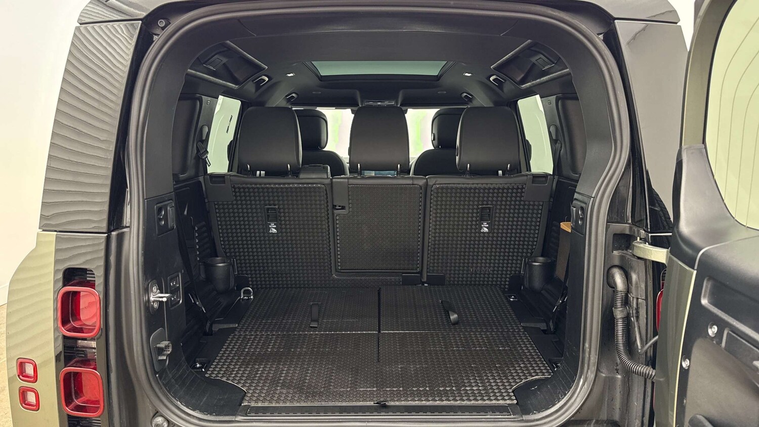 Used Land Rover Defender 2025 for sale - 77961188: Photo 10