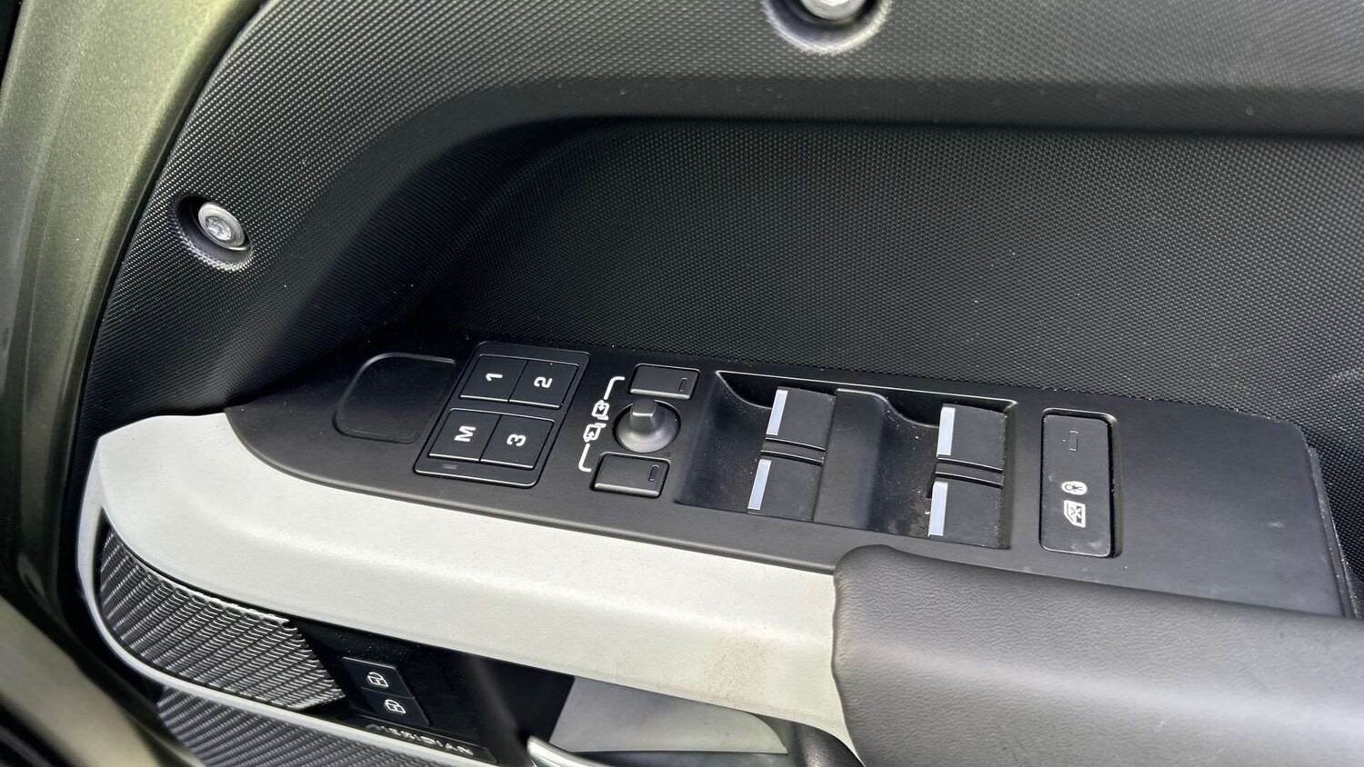 Used Land Rover Defender 2025 for sale - 77961188: Photo 25