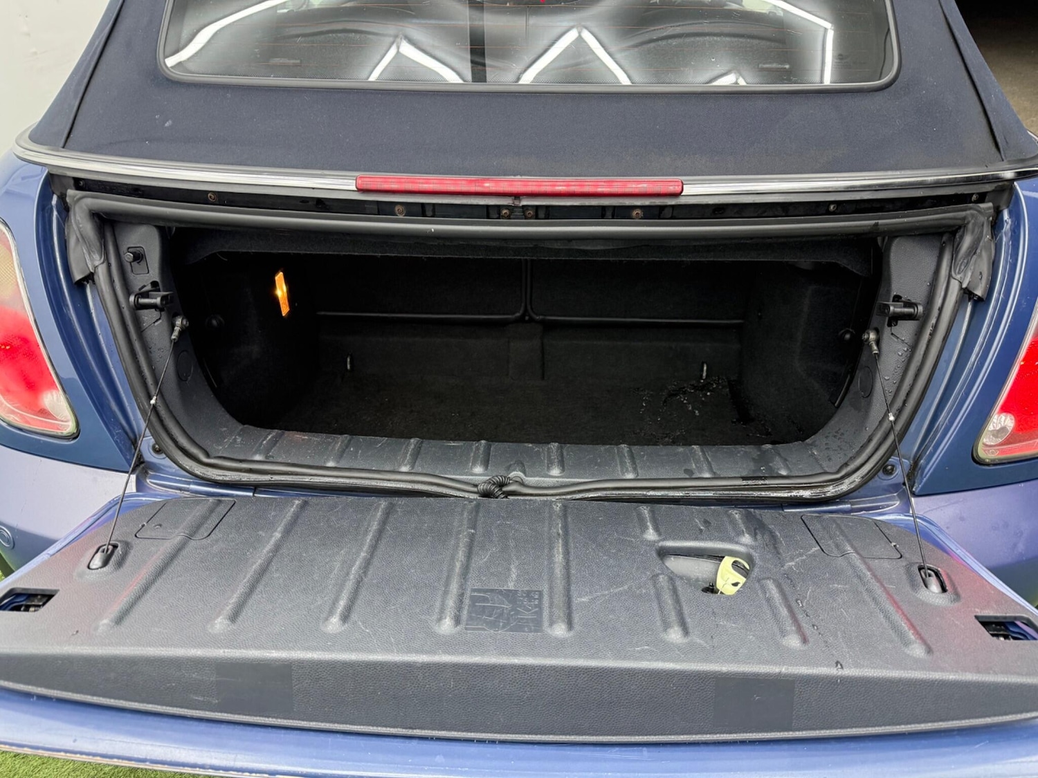 Used MINI Convertible 2005 for sale - 77132043: Photo 8