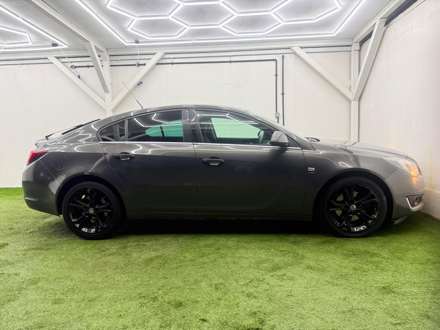 Used Vauxhall Insignia 2015 for sale - 77320881: Photo 2