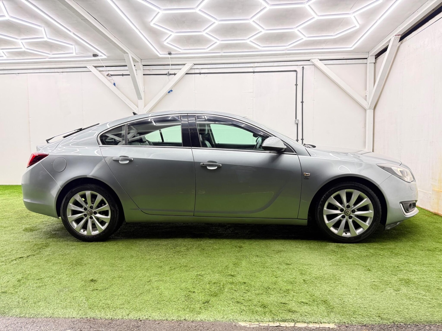 Used Vauxhall Insignia 2014 for sale - 77305738: Photo 2